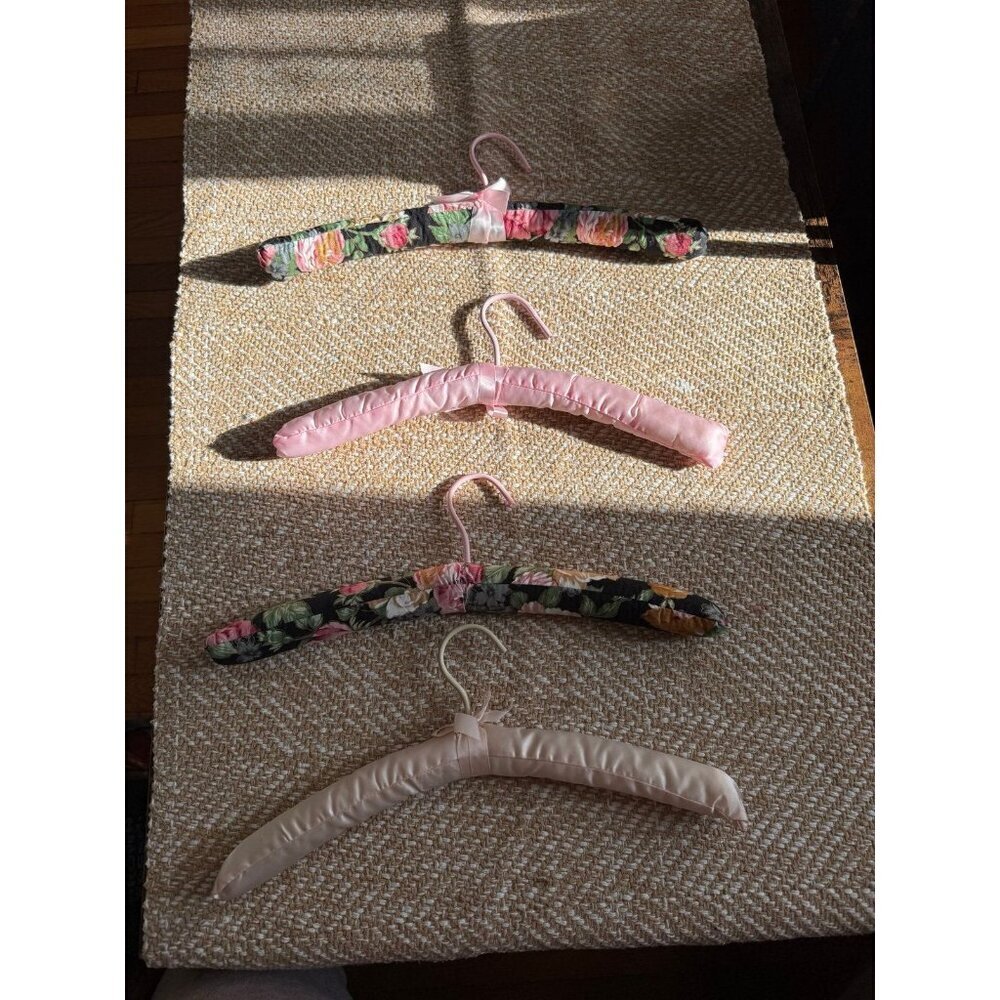 Set a four vintage cloth hangers